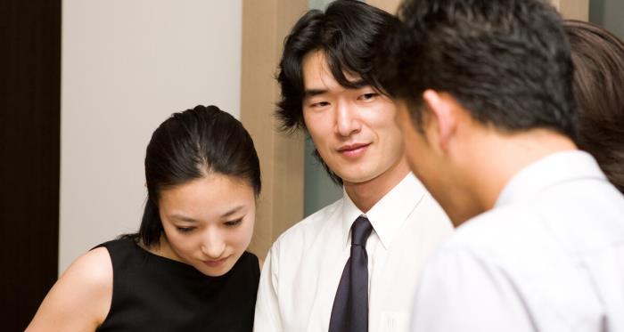 女生相亲时如何暗示对男生有好感？有哪些小动作和话题可以表达好感？  第3张