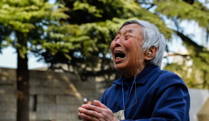 如何应对亲人去世后的悲伤？走出痛苦阴影的策略是什么？  第1张