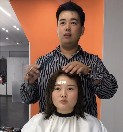 头大脸大发量多适合什么短发？如何选择合适的短发发型？  第2张