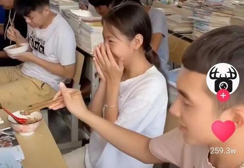 用笑话大全挽回青春女孩的最佳方法（以幽默感化心灵）  第1张