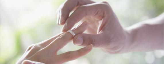 女人也能挽回老公的心，五步教你如何订婚后“重返巅峰”（以女人订婚）  第1张
