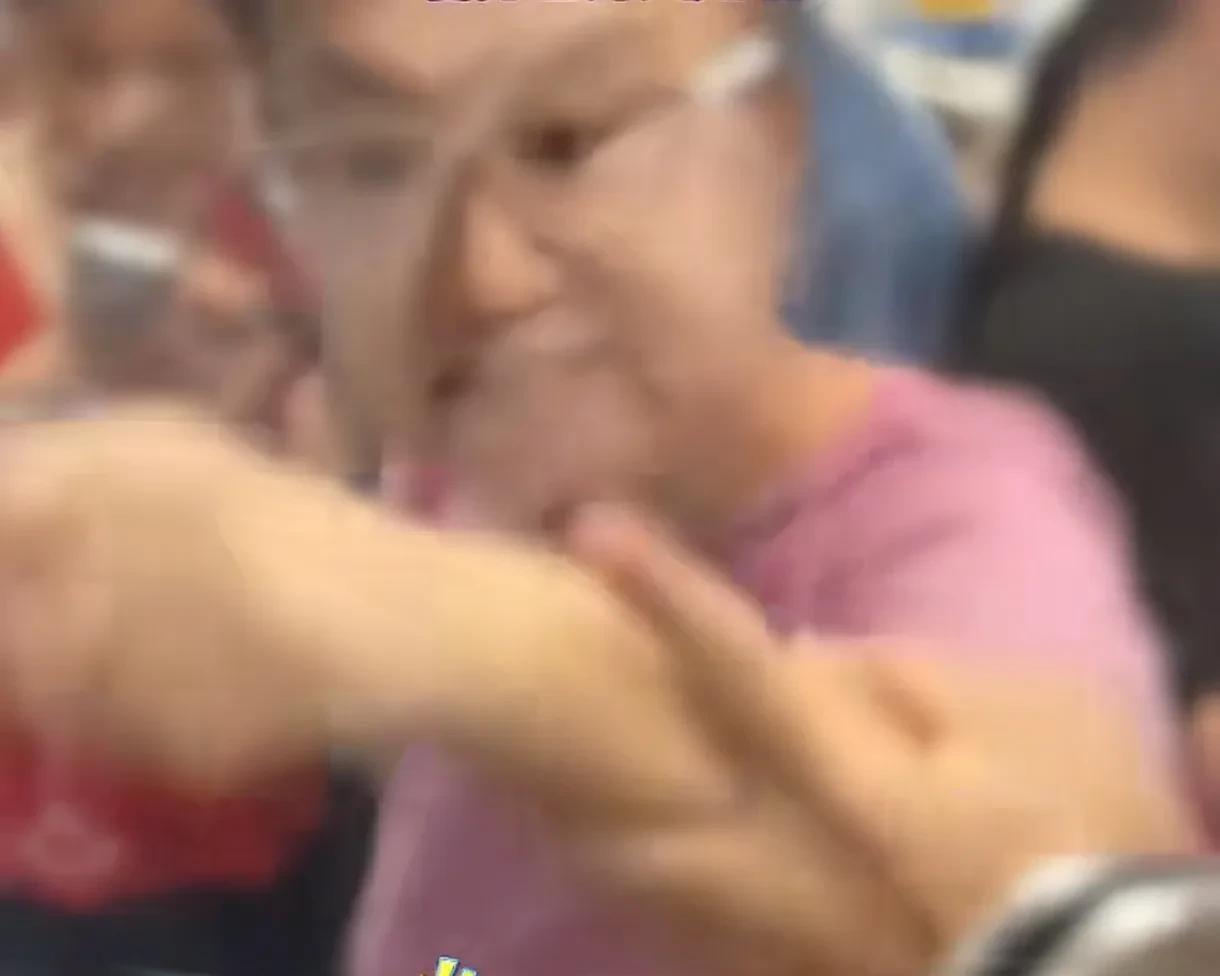 深圳地铁一老人带孩子强行占座致冲突，网友全网找人，警方介入  第3张
