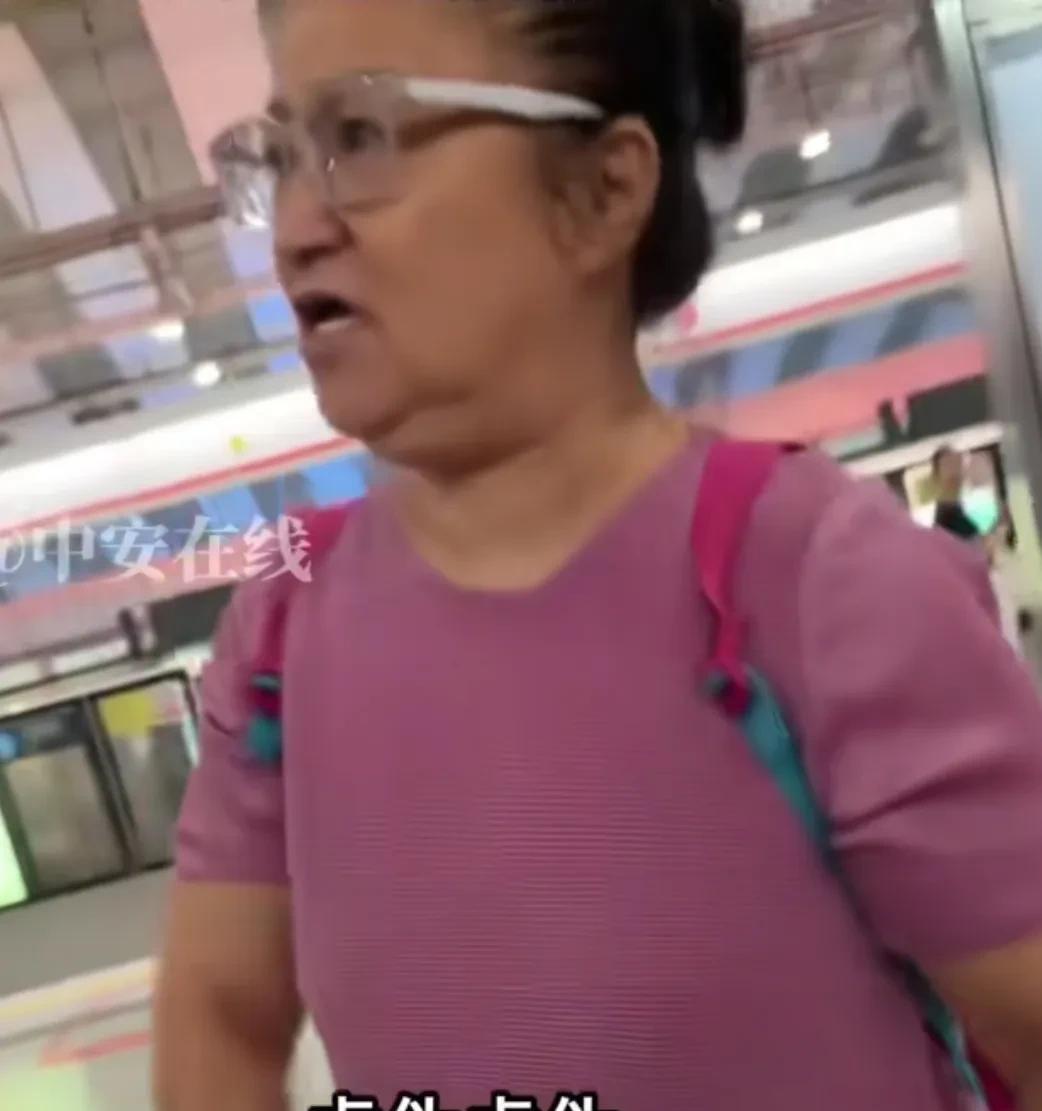 深圳地铁一老人带孩子强行占座致冲突，网友全网找人，警方介入  第8张