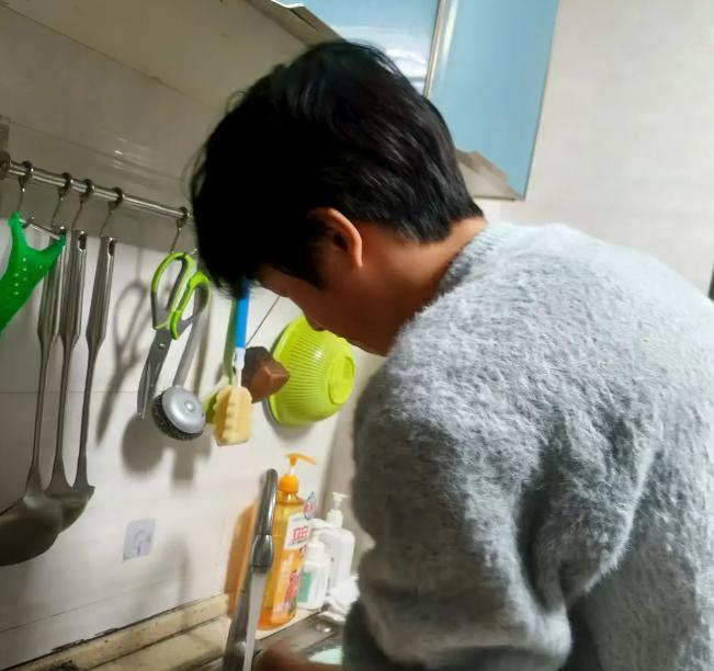 湖南初中生撞墙：家长开始维权，提出四点质疑，同学替学校发声  第13张