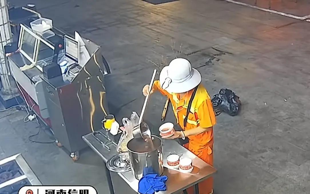 环卫工喝免费饮品后顺手拿走客人鸭货！还称"知道你人好拿了没事"  第2张