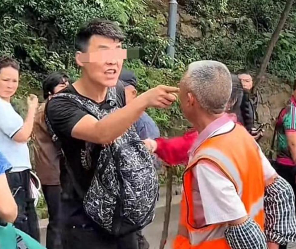 景区环卫工遭羞辱后续，对方手指老人践踏尊严，前科被扒心虚退网  第3张