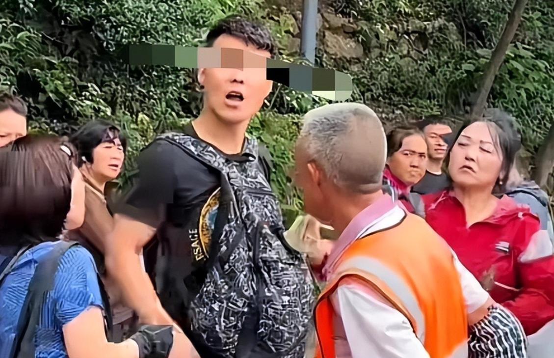 景区环卫工遭羞辱后续，对方手指老人践踏尊严，前科被扒心虚退网  第6张