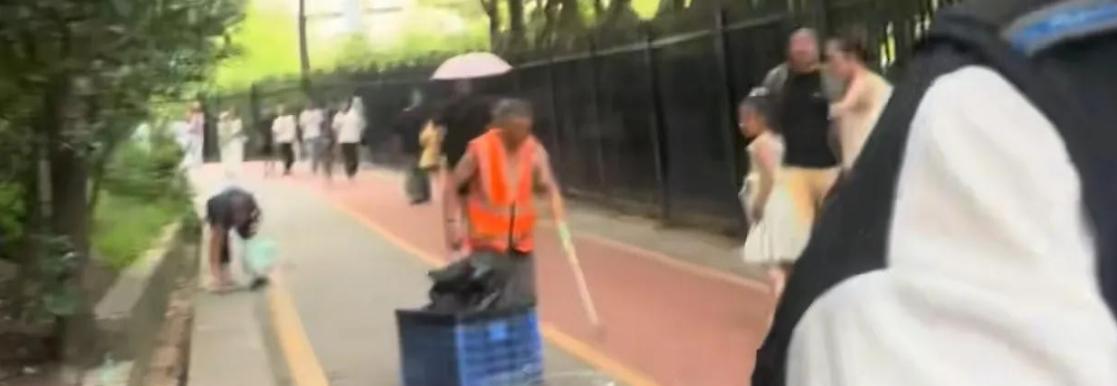 景区环卫工遭羞辱后续，对方手指老人践踏尊严，前科被扒心虚退网  第18张