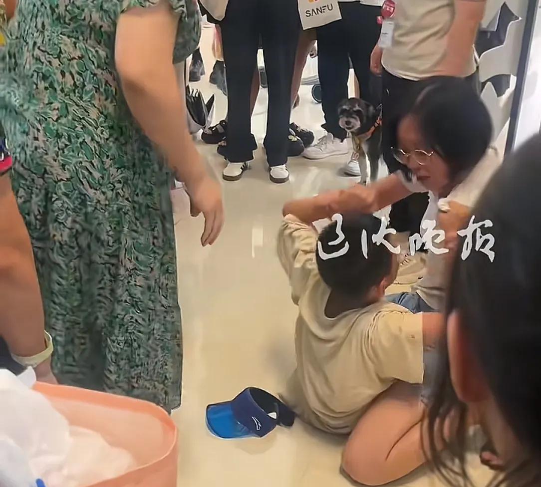 大逆不道！男孩买玩具遭拒后对妈妈动起手！围观路人根本劝不住  第1张