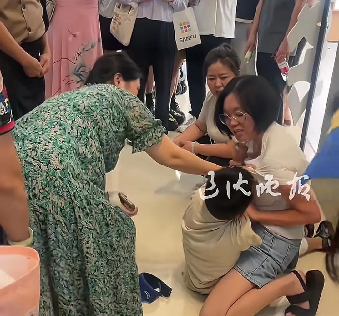 大逆不道！男孩买玩具遭拒后对妈妈动起手！围观路人根本劝不住  第2张