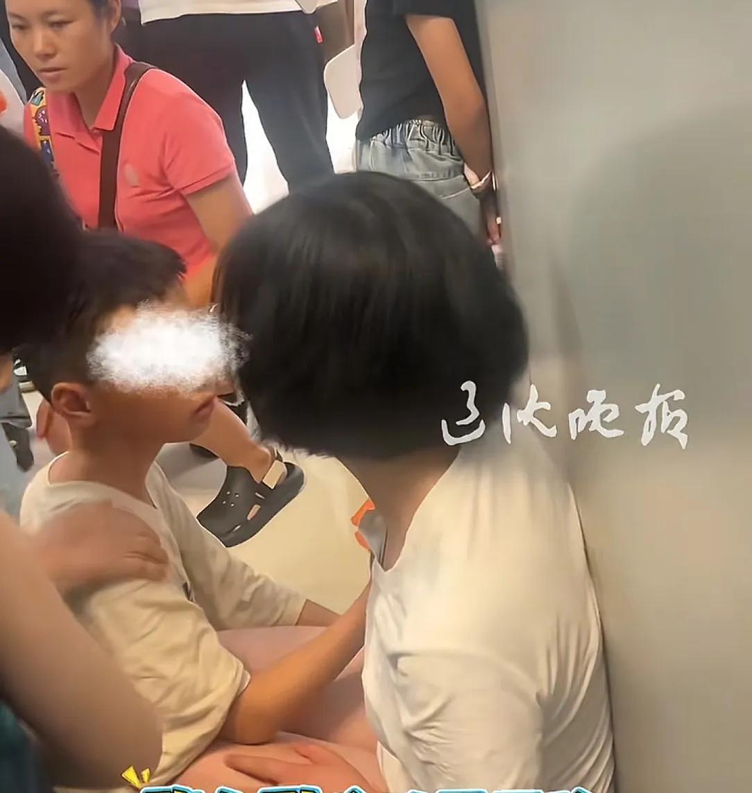 大逆不道！男孩买玩具遭拒后对妈妈动起手！围观路人根本劝不住  第4张