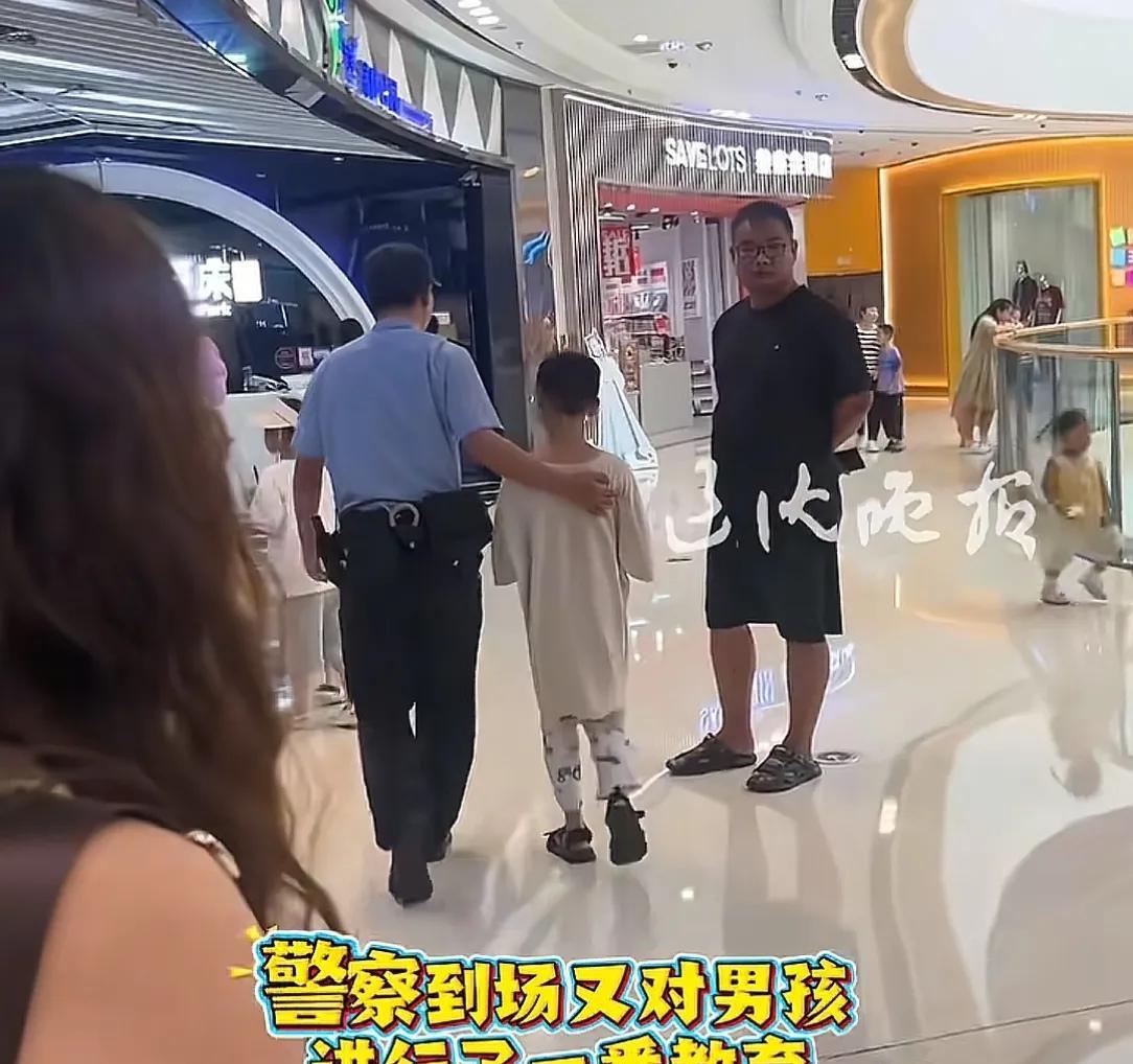 大逆不道！男孩买玩具遭拒后对妈妈动起手！围观路人根本劝不住  第5张
