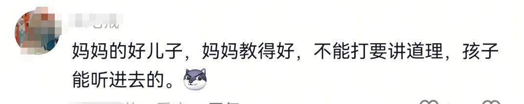 大逆不道！男孩买玩具遭拒后对妈妈动起手！围观路人根本劝不住  第8张