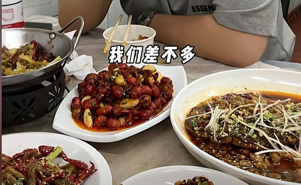杨紫“弟弟”打卡武汉苍蝇馆，全程黑脸差评连连，网友：故意报复  第2张