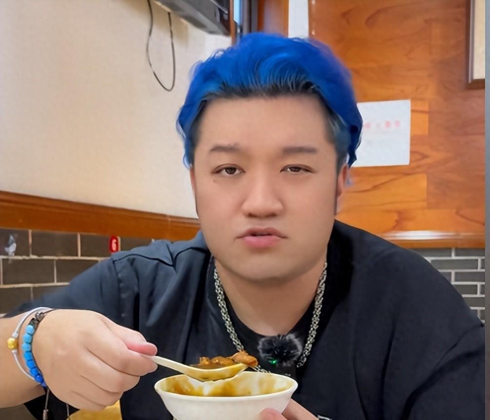 杨紫“弟弟”打卡武汉苍蝇馆，全程黑脸差评连连，网友：故意报复  第1张