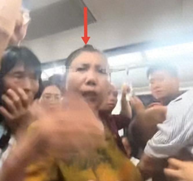 大妈要求让座被拒，出手打伤女乘客，当事人发声，家属拒不道歉  第1张