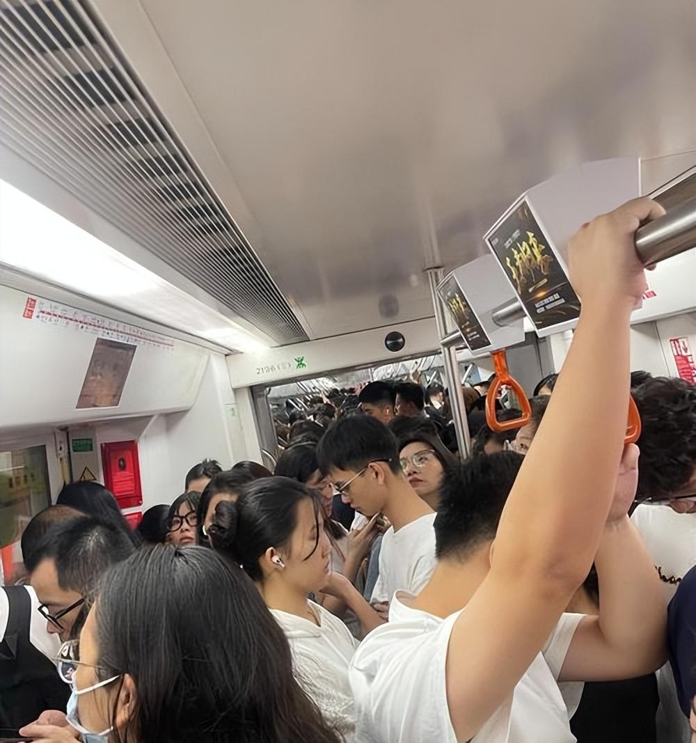大妈要求让座被拒，出手打伤女乘客，当事人发声，家属拒不道歉  第4张