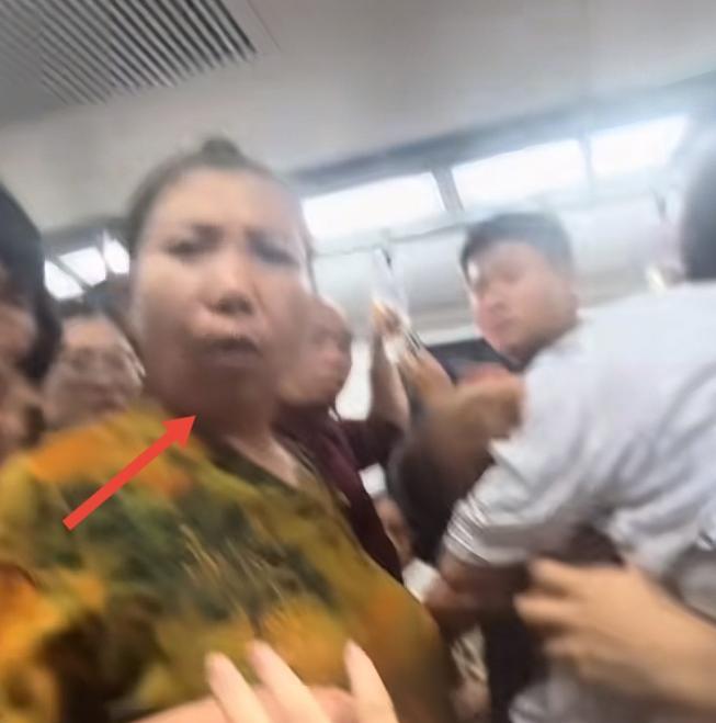大妈要求让座被拒，出手打伤女乘客，当事人发声，家属拒不道歉  第8张