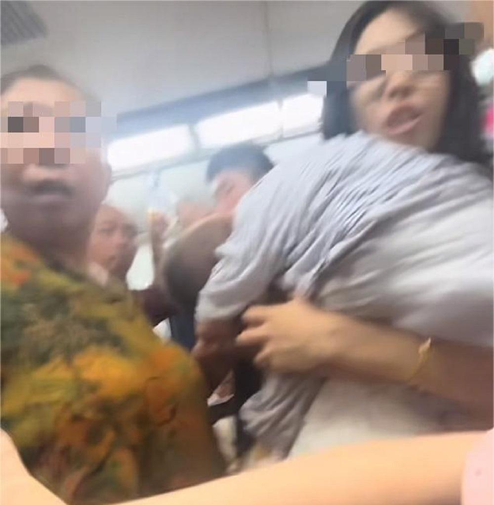 大妈要求让座被拒，出手打伤女乘客，当事人发声，家属拒不道歉  第9张
