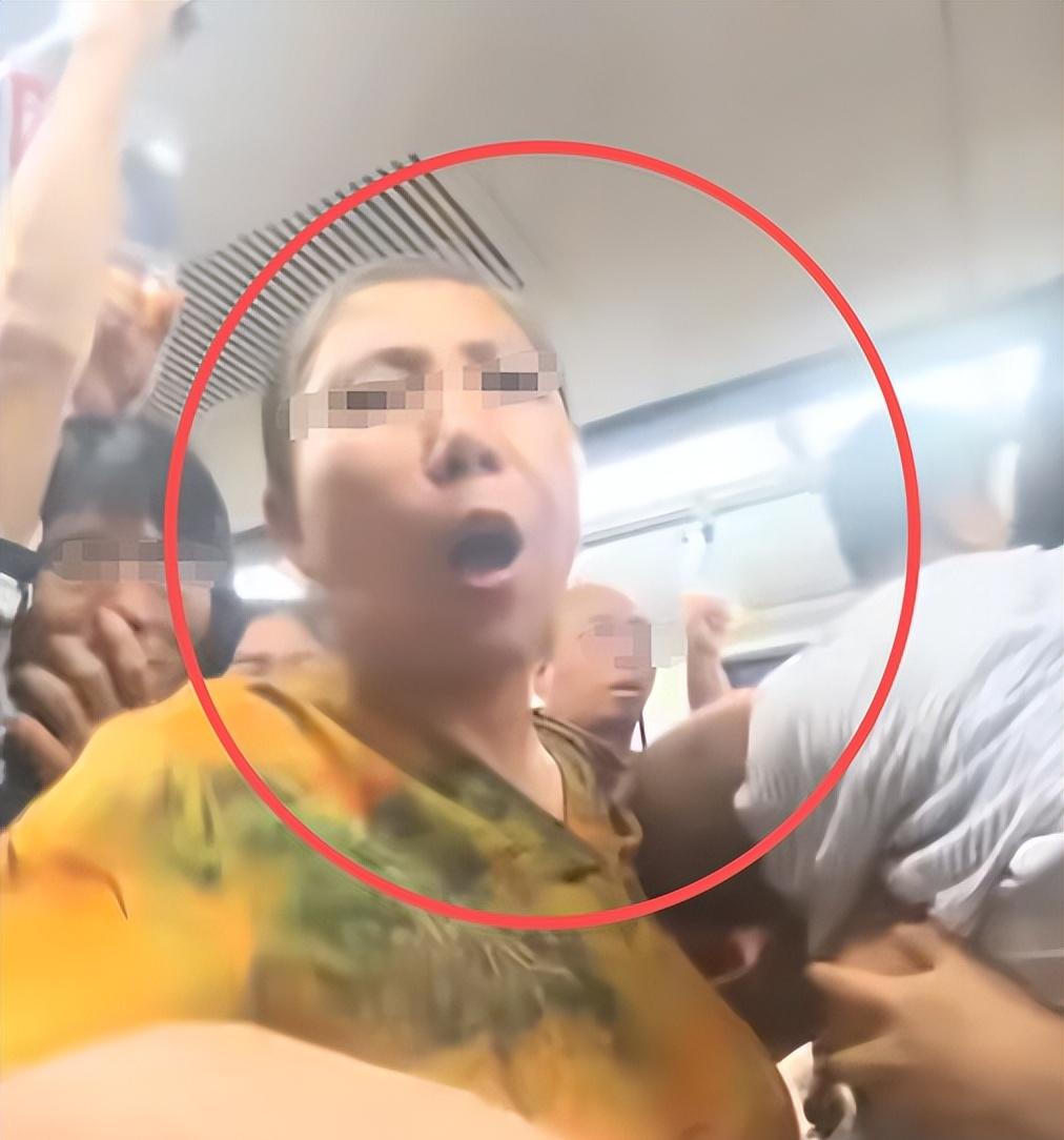 大妈要求让座被拒，出手打伤女乘客，当事人发声，家属拒不道歉  第12张