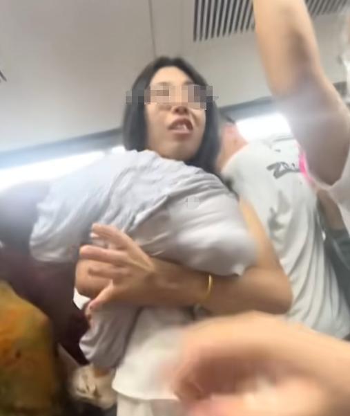 大妈要求让座被拒，出手打伤女乘客，当事人发声，家属拒不道歉  第11张