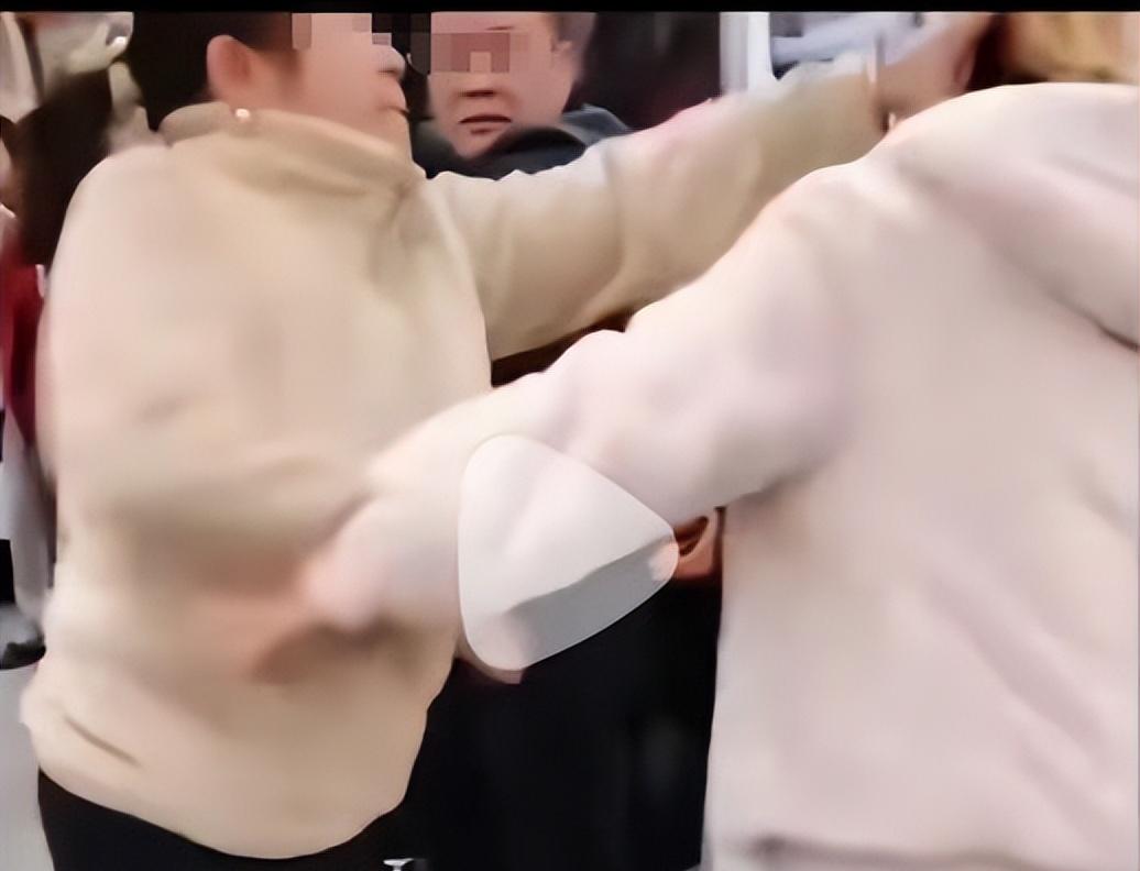 大妈要求让座被拒，出手打伤女乘客，当事人发声，家属拒不道歉  第22张
