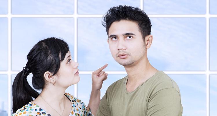 如何识别女人的外遇行为（15个线索让你看穿她的出轨）  第1张