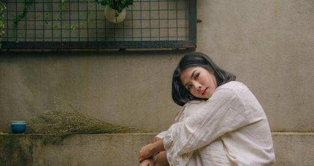 分手后还暧昧女人该挽回吗（探讨分手后仍有感情的女方是否该选择挽回）  第2张