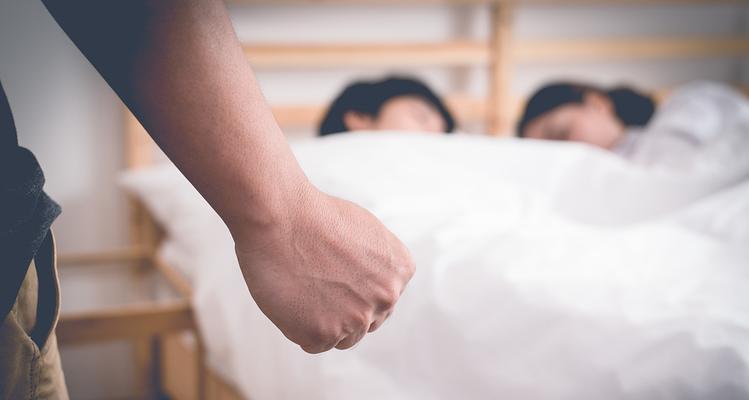 夫妻吵架动手了怎么挽回（夫妻吵架动手后的处理方法及心理调适）  第3张