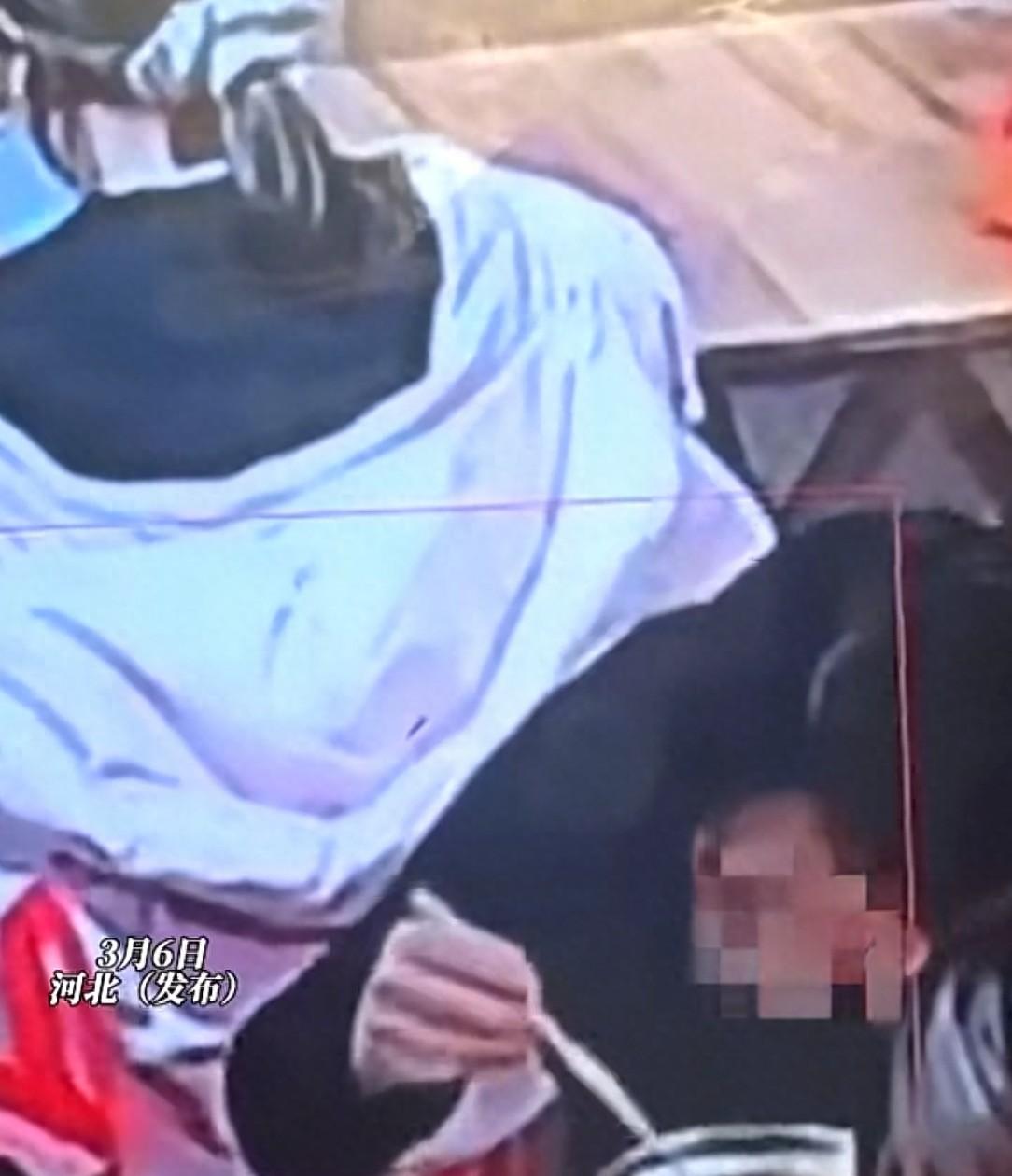 坏透了！女子用勺舀螺蛳粉汤，倒进邻座女子衣服帽子里，网友炸锅  第1张