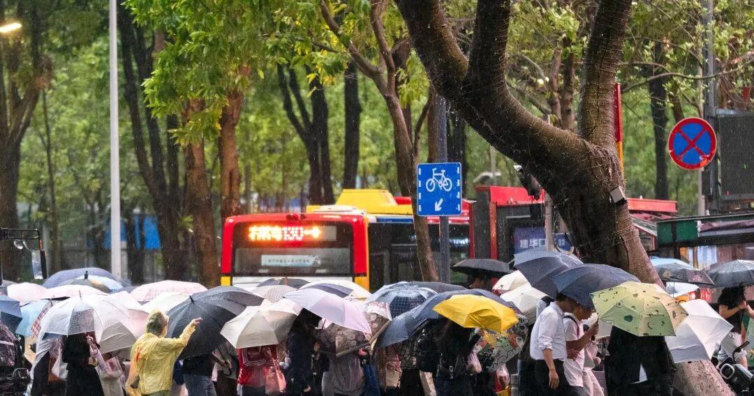 广东暴雨中场休息，接着又要放大招，广州最新天气预报  第1张