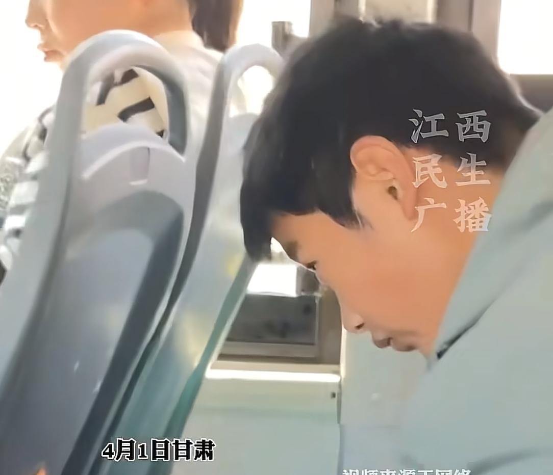 男生拿打火机点公交车座椅，同车乘客被吓坏，因担心安全未敢制止  第2张
