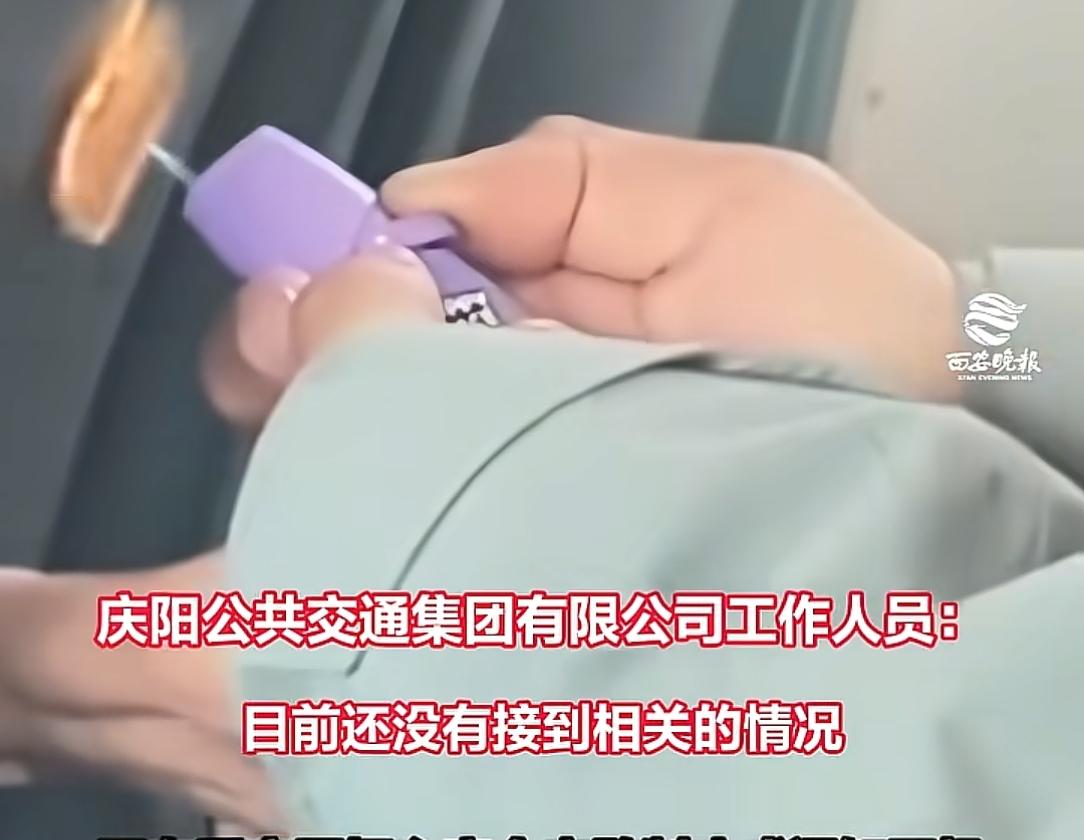 男生拿打火机点公交车座椅，同车乘客被吓坏，因担心安全未敢制止  第3张